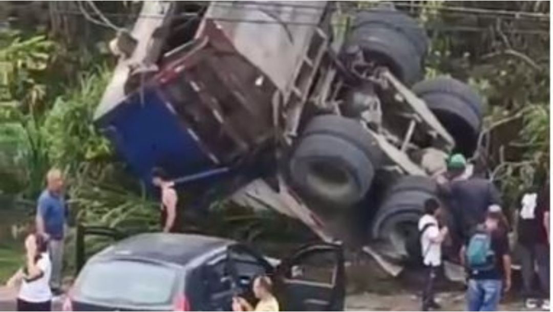 Imagen de Camión recolector de basura cayó al río Otún en Pereira; cámaras captaron el momento