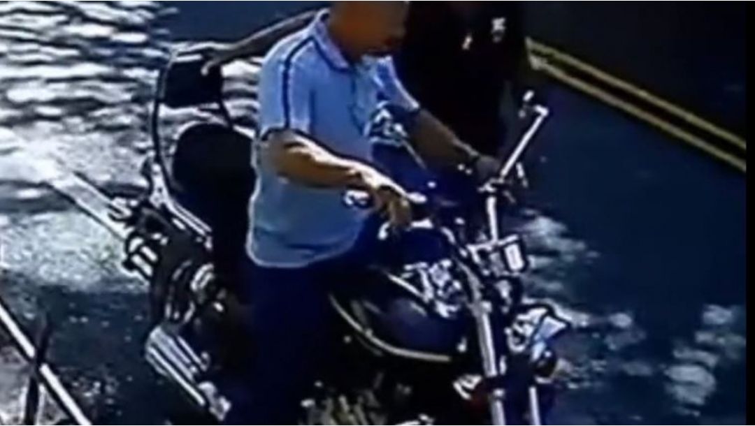 Imagen de Deslizamiento en Dabeiba: video muestra momento en que roca casi aplasta a dos