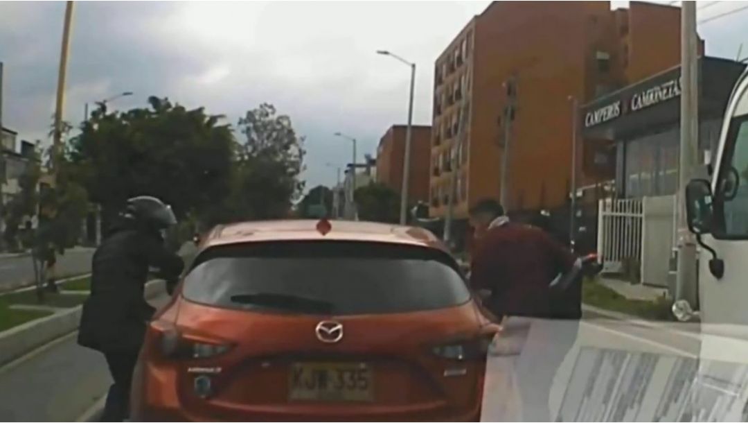 Imagen de Aterrador atraco armado en semáforo de Bogotá quedó en video