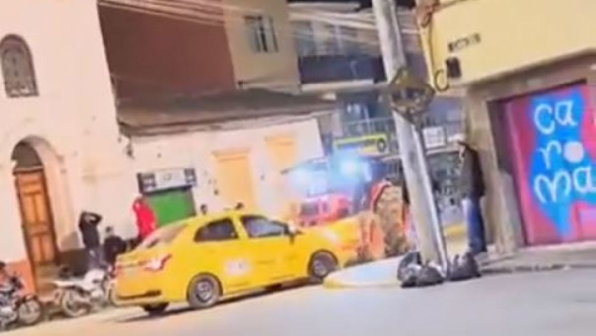 Caos en Santa Rosa de Osos: Hombre a bordo de un tractor arrolla un taxi y es capturado