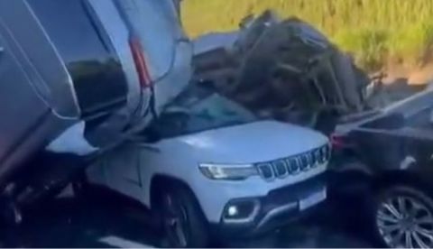 Choque múltiple con 10 vehículos paraliza la BR-101 en Brasil