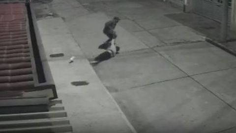 Delincuente arrastró a una mujer para robarla en calle de Engativá