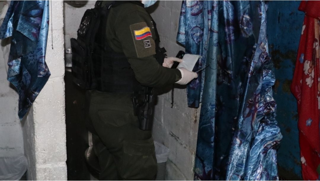 Imagen de Incautan 16 celulares, drogas y armas blancas en intervención preventiva