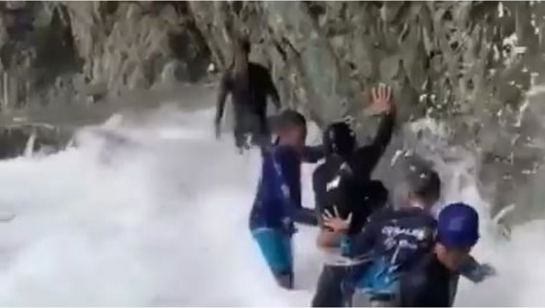 Imagen de Turistas vivieron momentos de angustia al ser sorprendidos por el mar en Playa Blanca