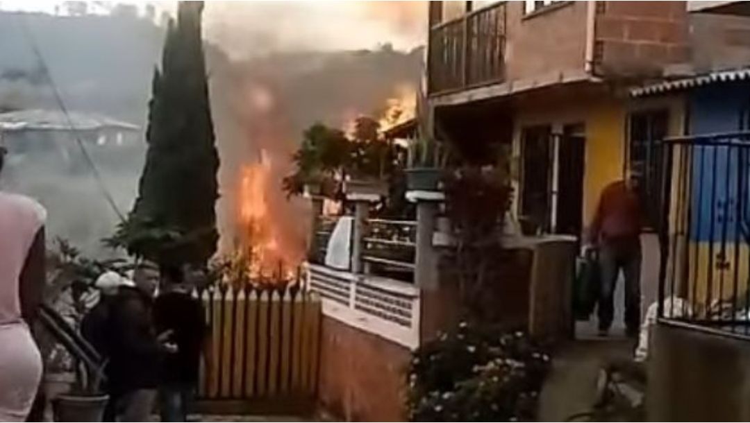 Imagen de Incendio estructural arrasa viviendas en Villasantana, Pereira