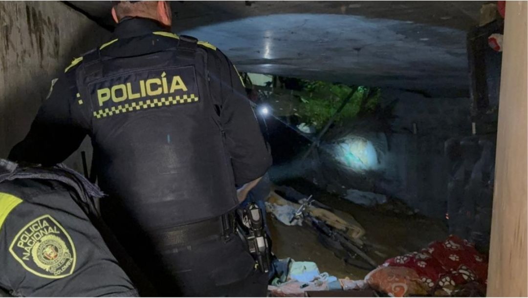 Imagen de Autoridades de Pereira desmantelan cambuches debajo de puentes, donde delincuentes almacenaban documentos y objetos hurt