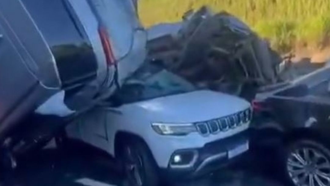 Imagen de Choque múltiple con 10 vehículos paraliza la BR-101 en Brasil