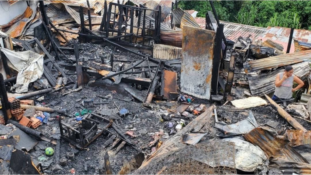 Imagen de Son 20 familias afectadas con 25 animales de compañía por incendio en Villa Santana, 13 viviendas incineradas y 5 más co