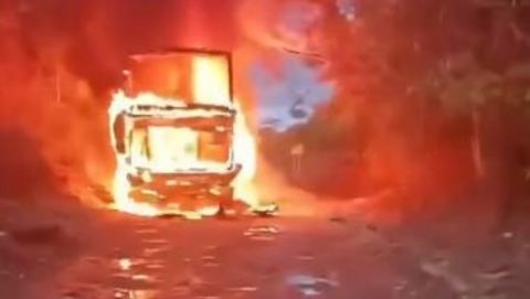 Suboficial del Ejército muere incinerado en ataque armado a bus en Caquetá: disidencias de las Farc serían responsables