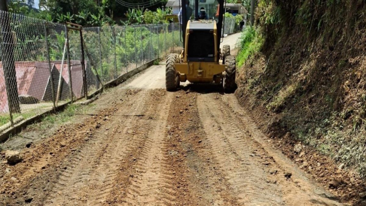 Veredas reciben mantenimiento de la vía