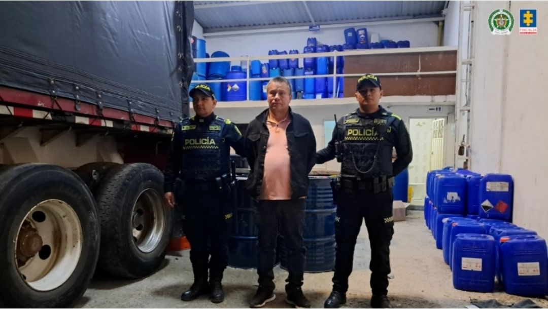 Imagen de Descubren bodega con mas de 25 toneladas de químicos para producir cocaína en Soacha 