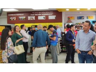 PEREIRA LE DA LA BIENVENIDA A OXXO 